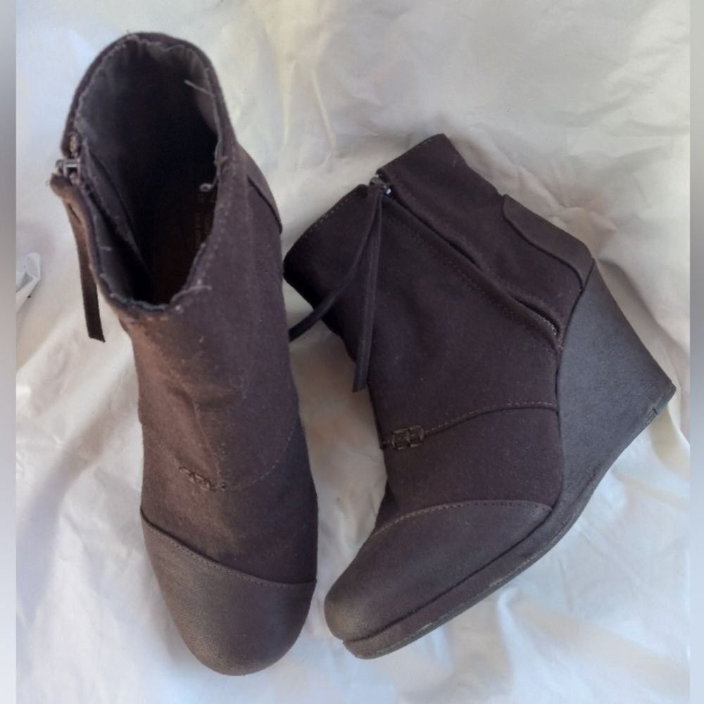 Toms Brown Suede Wedge Ankle  Booties Sz 7.5 Toms With Side Zipper